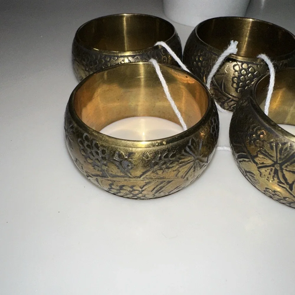 SET OF 4 Vintage/look Brass Embossed Napkin Rings pretty Floral India‎